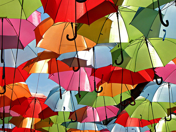 floating-umbrellas-installation-agueda-portugal-1